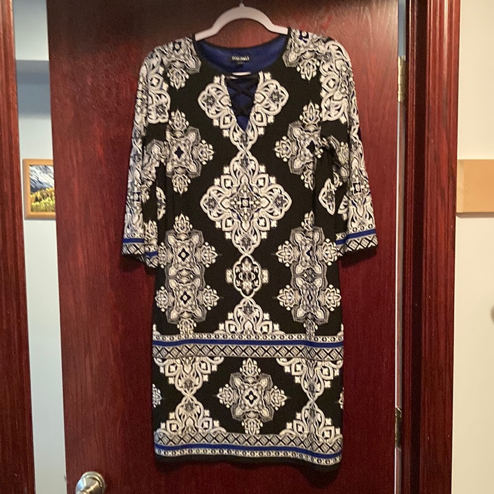 Size 4 Roz & Ali mid-length dress